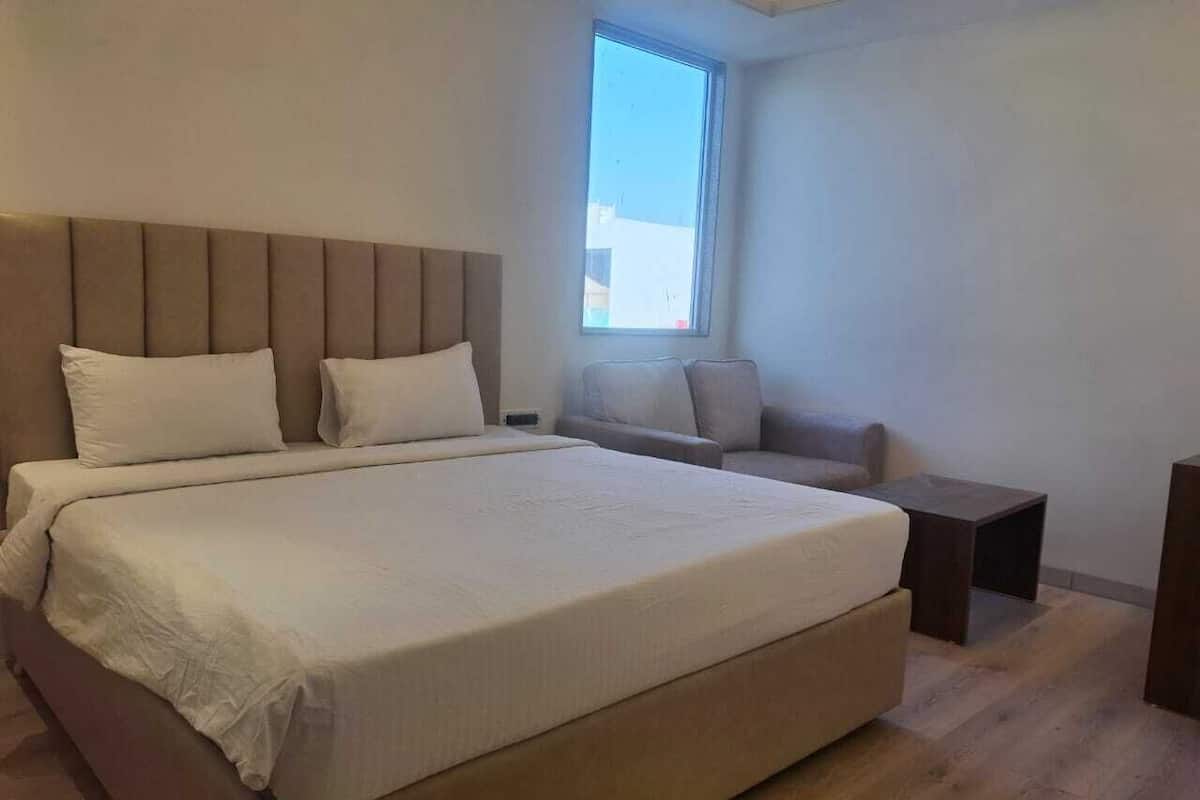 خزنة داخل الغرفة وستائر تعتيم ومكواة/لوح كي وواي فاي مجانًا