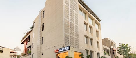 المنشأة من الخارج