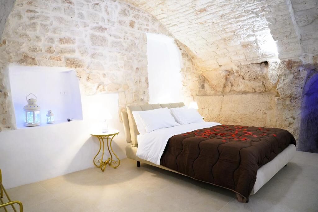 Superior House, 1 Queen Bed, Private Bathroom, City View | Iron/ironing board, free WiFi