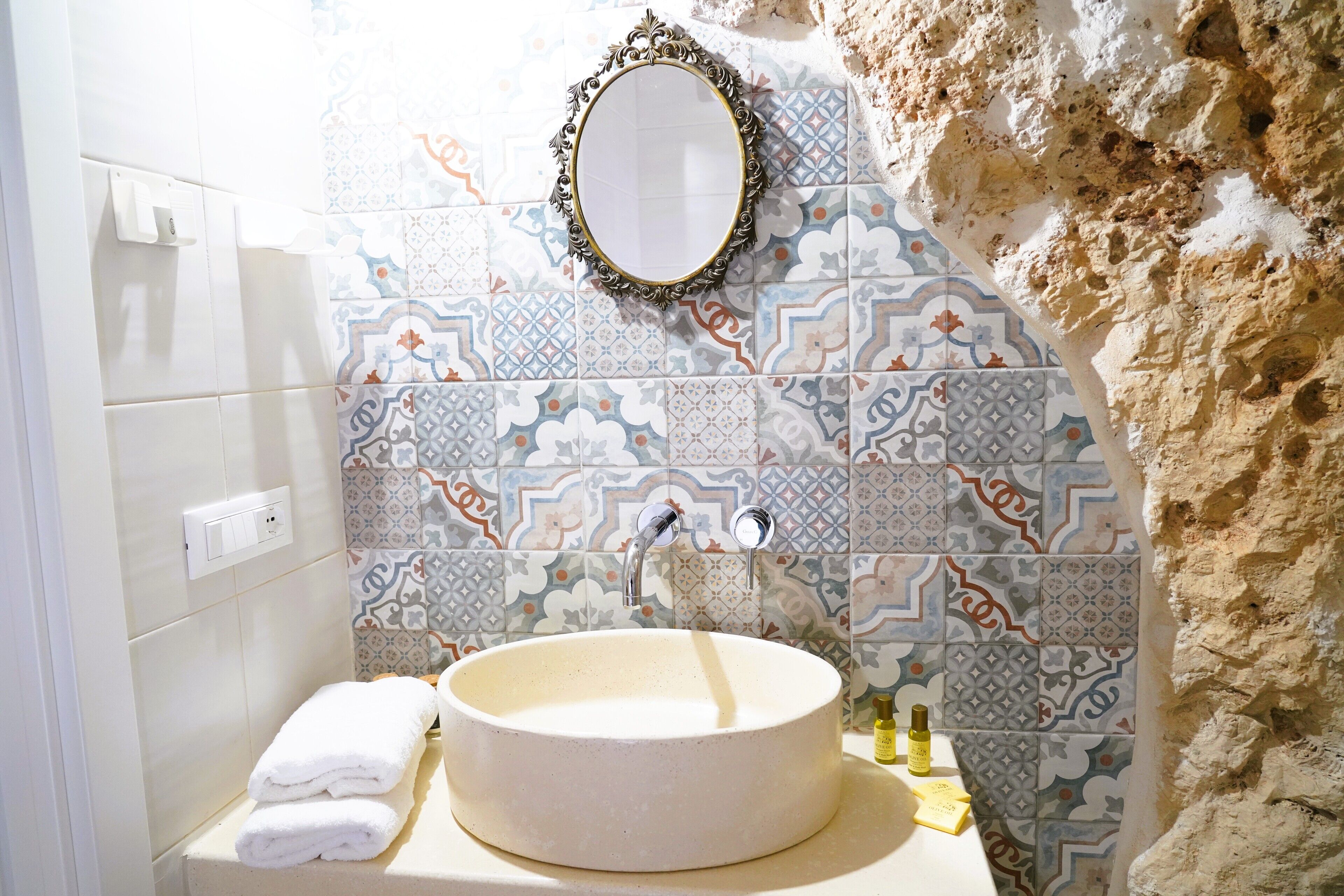 Superior House, 1 Queen Bed, Private Bathroom, City View | Bathroom | Separate tub and shower, free toiletries, hair dryer, towels