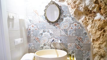 Superior House, 1 Queen Bed, Private Bathroom, City View | Bathroom | Separate tub and shower, free toiletries, hair dryer, towels