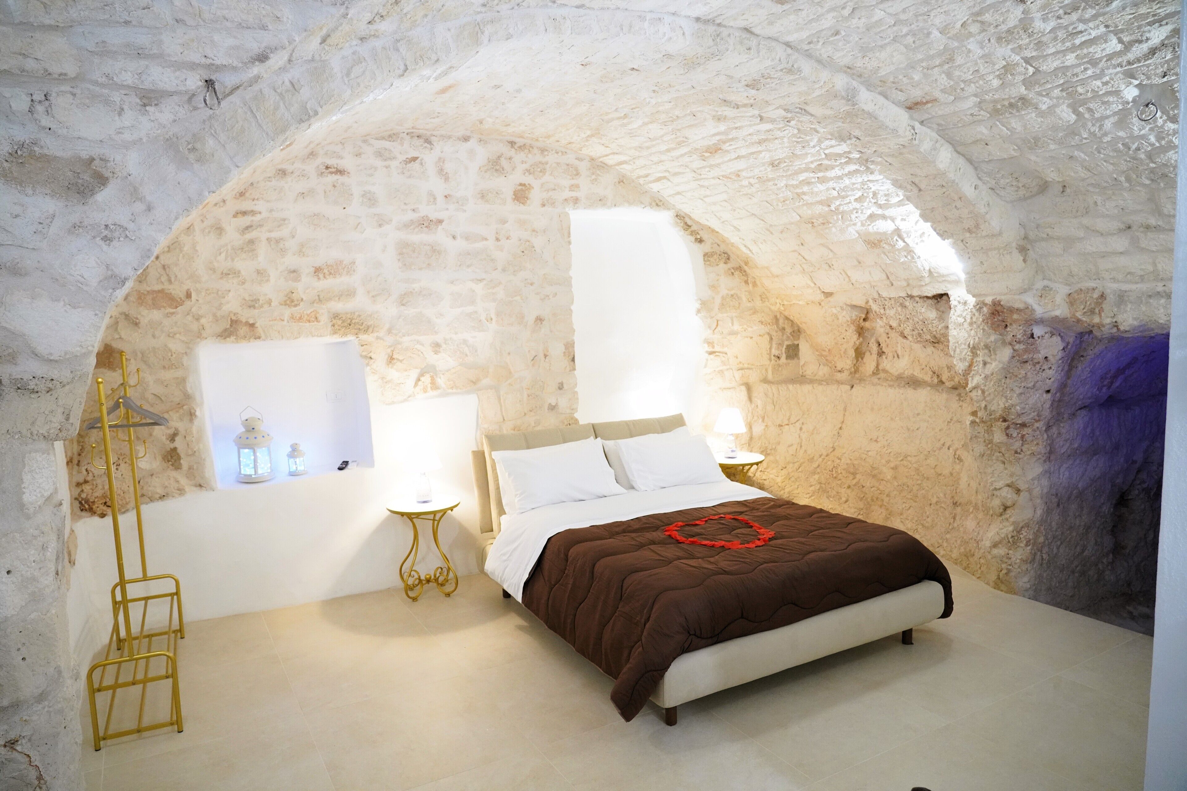 Superior House, 1 Queen Bed, Private Bathroom, City View | Iron/ironing board, free WiFi