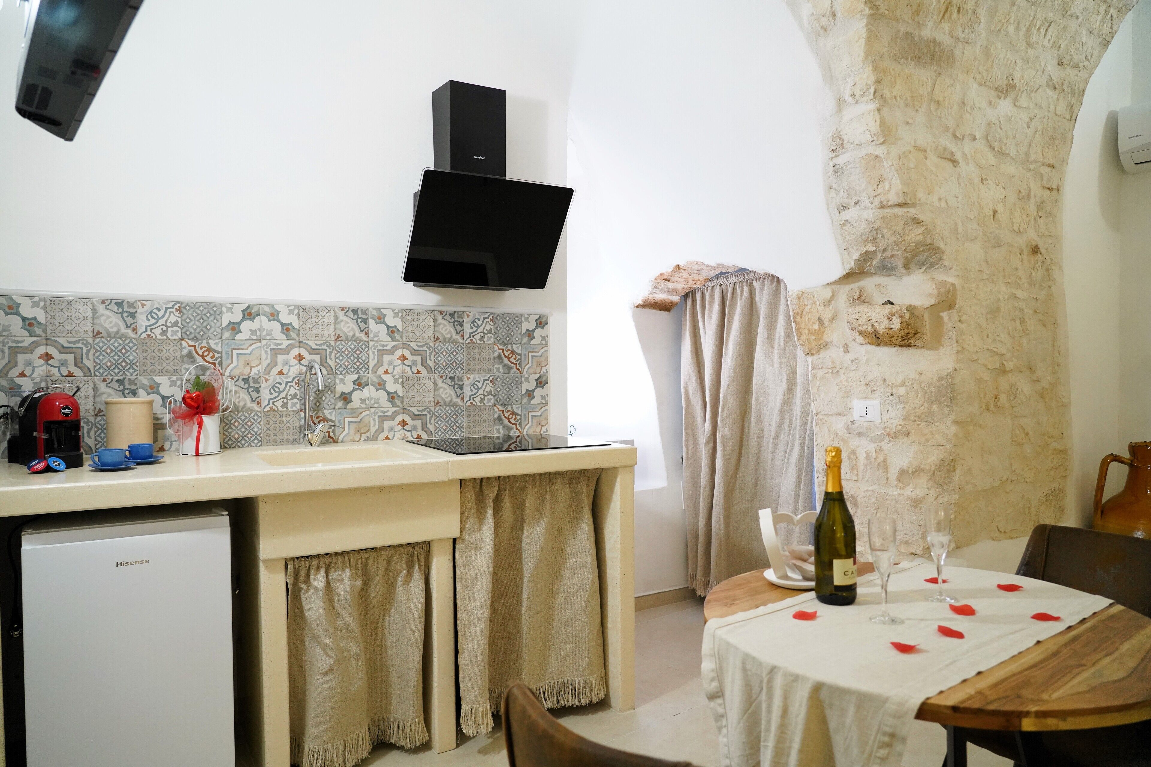 Casa superior, 1 cama Queen size, baño privado, vista a la ciudad | Cocina privada | Refrigerador, horno, parrilla de estufa y periquera 