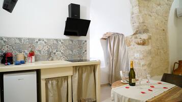 Casa superior, 1 cama Queen size, baño privado, vista a la ciudad | Cocina privada | Refrigerador, horno, parrilla de estufa y periquera