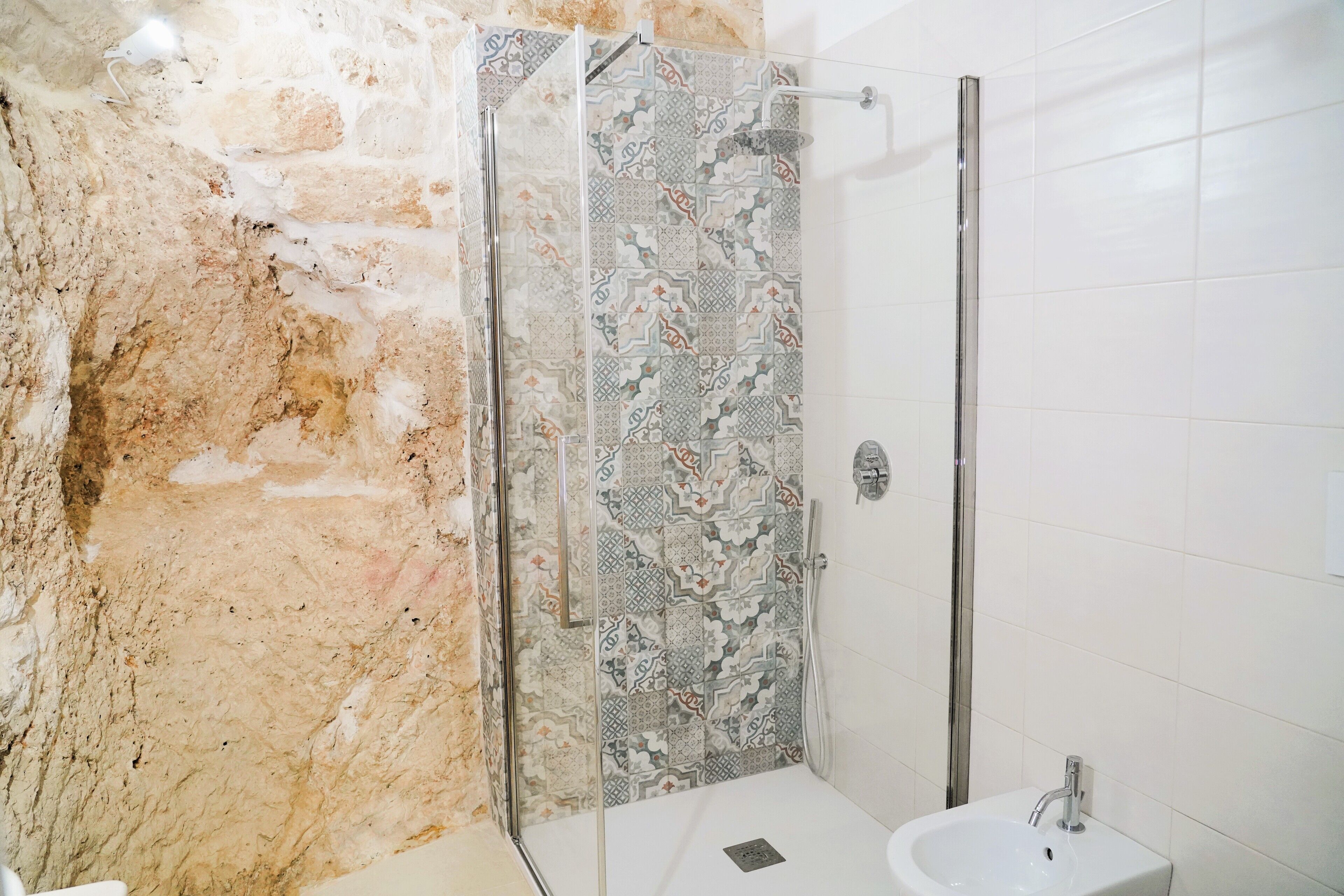 Casa superior, 1 cama de matrimonio, baño privado, vistas a la ciudad | Baño | Bañera y ducha independientes y artículos de higiene personal gratuitos