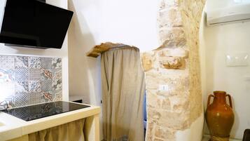 Casa superior, 1 cama Queen size, baño privado, vista a la ciudad | Cocina privada | Refrigerador, horno, parrilla de estufa y periquera