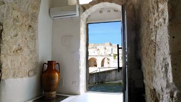 Superior House, 1 Queen Bed, Private Bathroom, City View | Interior