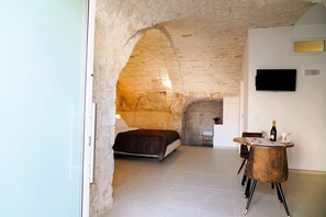 Superior huis, 1 queensize bed, privébadkamer, uitzicht op stad | Geluiddichte muren, een strijkplank/strijkijzer, gratis wifi