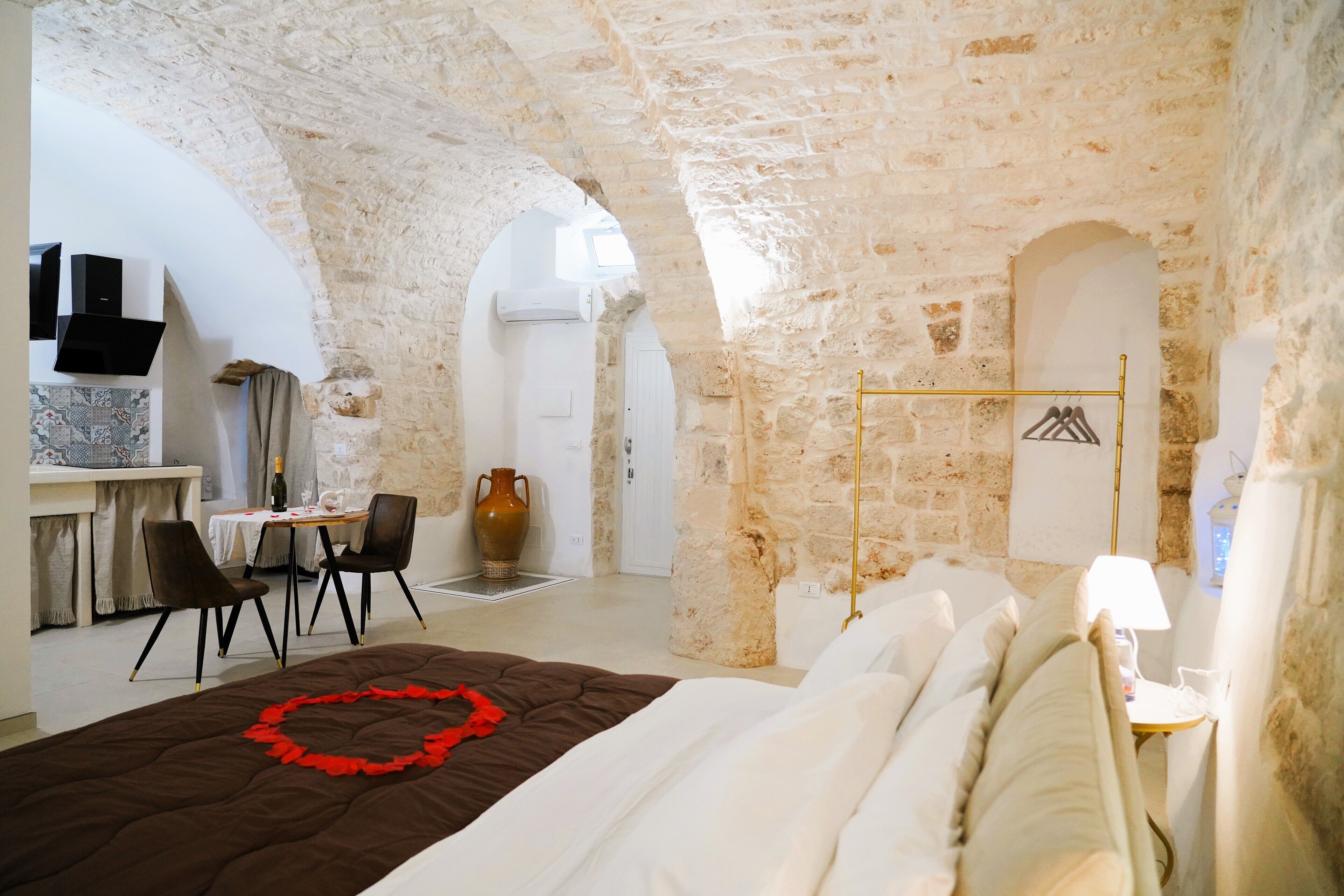 Superior House, 1 Queen Bed, Private Bathroom, City View | Iron/ironing board, free WiFi