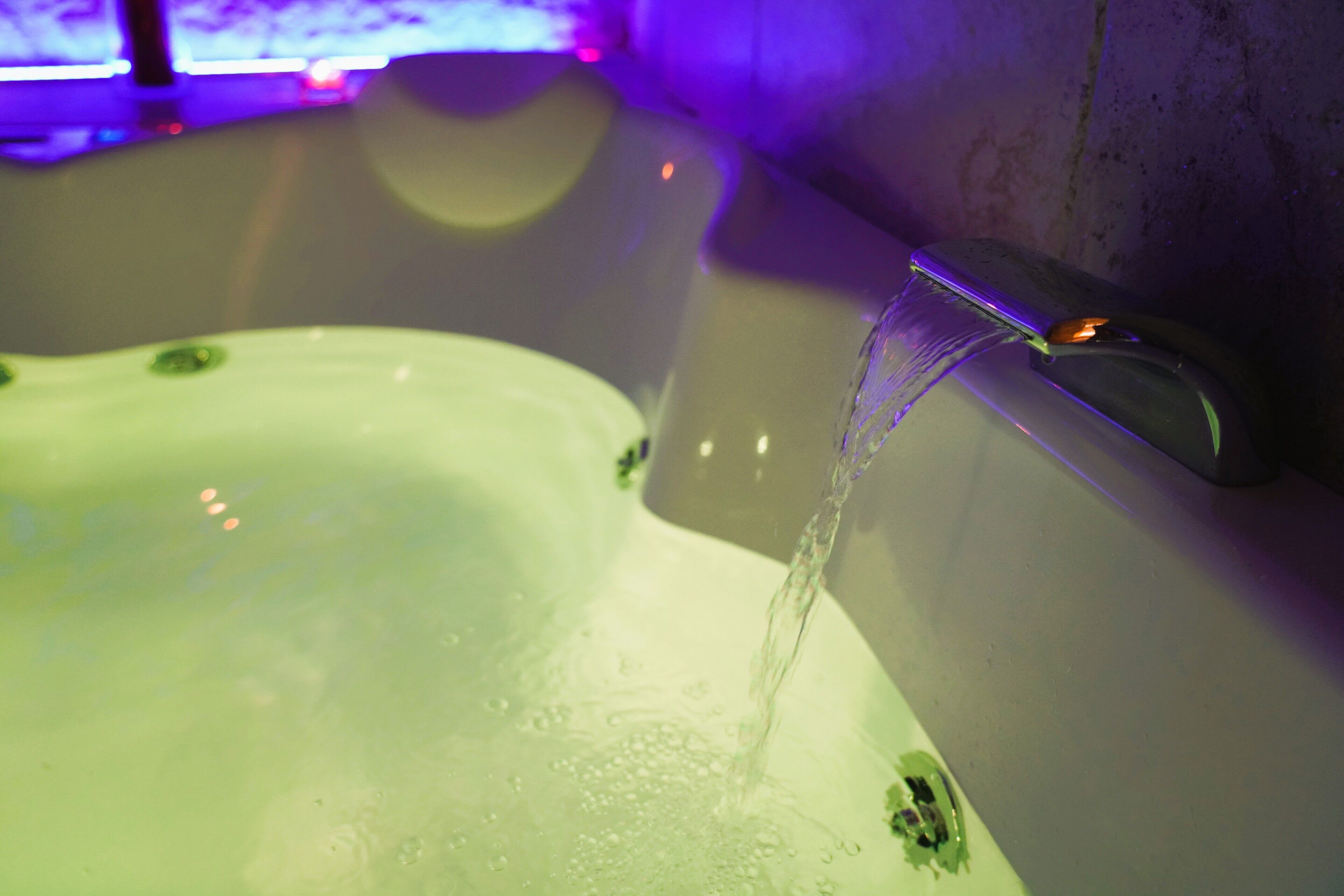 Eine Badewanne mit fließendem Wasser aus dem Wasserhahn.