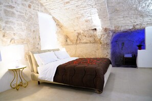 Superior House, 1 Queen Bed, Private Bathroom, City View | Soundproofing, iron/ironing board, free WiFi - Antica Falegnameria - Arcuève (Ostuni)