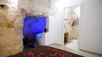 Casa superior, 1 cama de matrimonio, baño privado, vistas a la ciudad | Tabla de planchar con plancha y wifi gratis