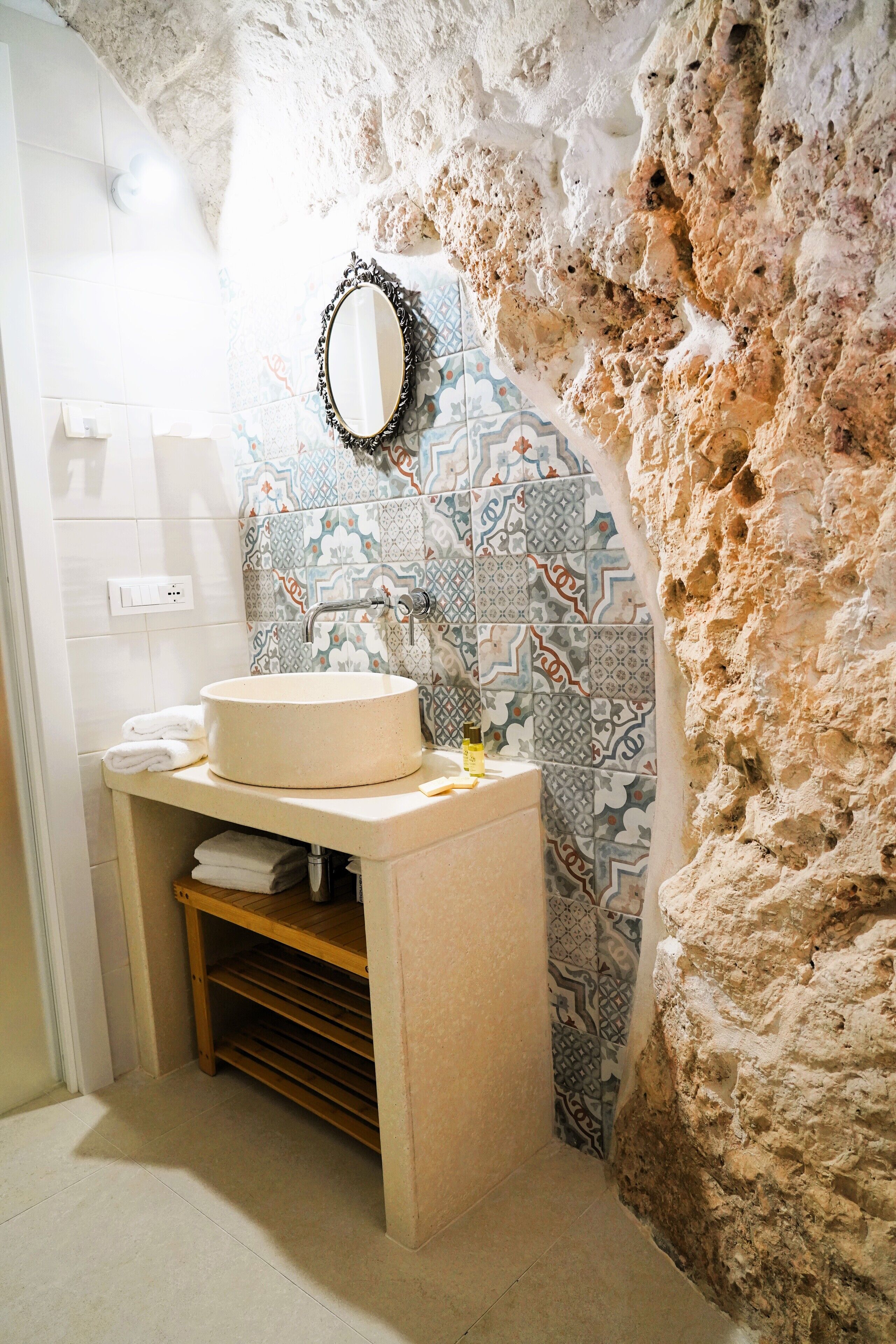 Casa Superior, 1 letto queen, bagno privato, vista città | Bagno | Vasca e doccia separate, set di cortesia gratuito, asciugacapelli