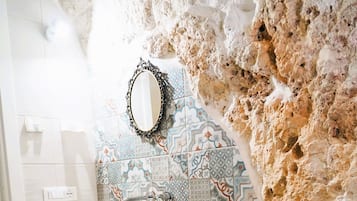 Casa Superior, 1 letto queen, bagno privato, vista città | Bagno | Vasca e doccia separate, set di cortesia gratuito, asciugacapelli