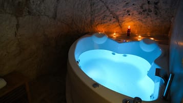 Superior House, 1 Queen Bed, Private Bathroom, City View | Private spa tub