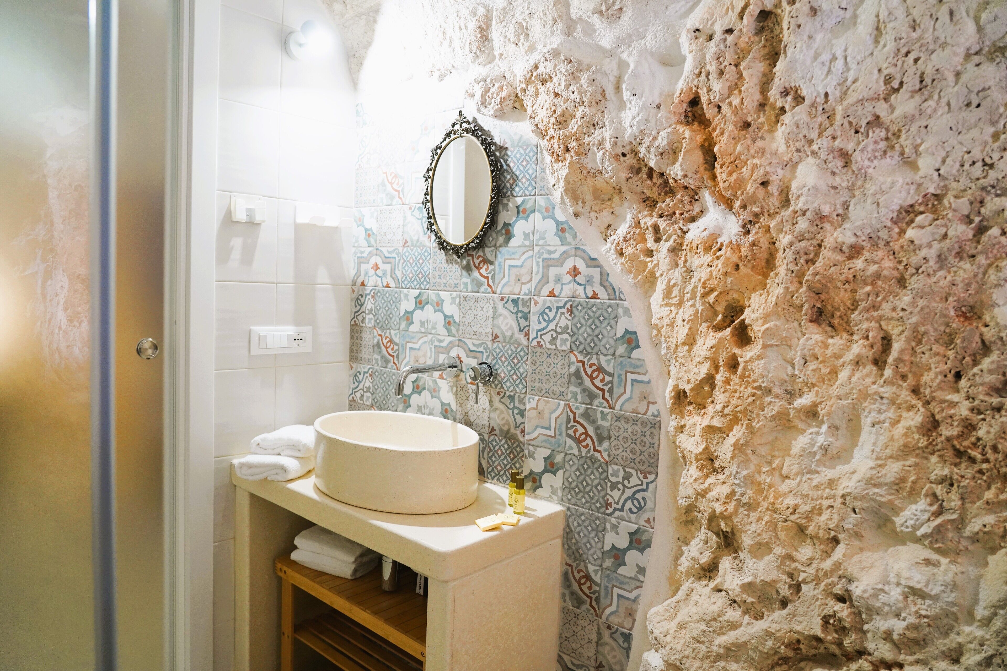 Superior House, 1 Queen Bed, Private Bathroom, City View | Bathroom | Separate tub and shower, free toiletries, hair dryer, towels