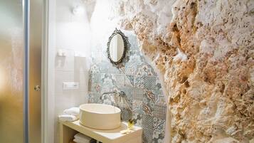 Superior House, 1 Queen Bed, Private Bathroom, City View | Bathroom | Separate tub and shower, free toiletries, hair dryer, towels