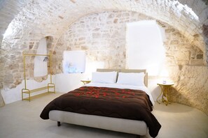 Superior House, 1 Queen Bed, Private Bathroom, City View | Soundproofing, iron/ironing board, free WiFi - Antica Falegnameria - Arcuève (Ostuni)