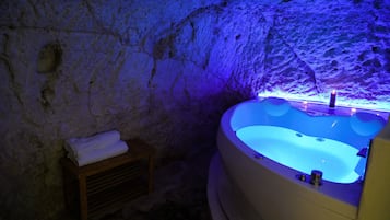 Casa superior, 1 cama Queen, banheiro privativo, vista para a cidade | Banheiro | Banheira e chuveiro separados, produtos de toalete grátis