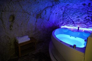 Superior House, 1 Queen Bed, Private Bathroom, City View | Bathroom | Separate tub and shower, free toiletries, hair dryer, towels - Antica Falegnameria - Arcuève (Ostuni)