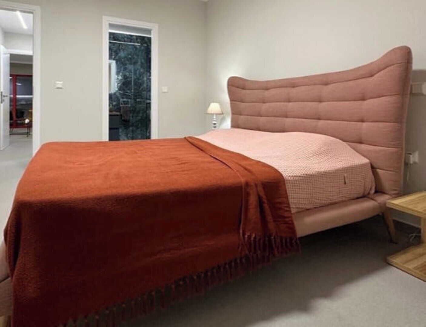 Iron/ironing board, bed sheets