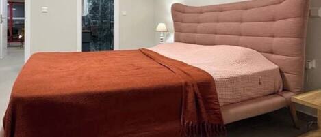 Iron/ironing board, bed sheets