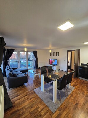 TV - Tranquil 2 Bed, 2 Bath Apartments walking distance from the Uxbridge town centre (Denham)