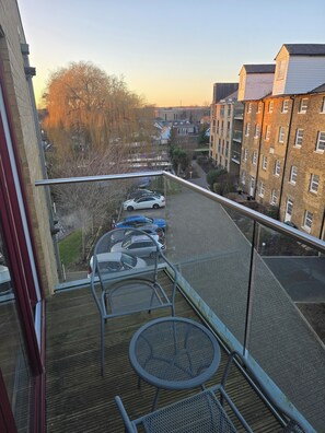 Property grounds - Tranquil 2 Bed, 2 Bath Apartments walking distance from the Uxbridge town centre (Denham)
