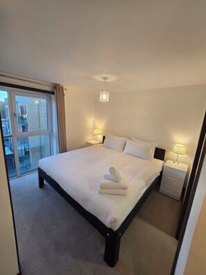 Iron/ironing board, WiFi, bed sheets - Tranquil 2 Bed, 2 Bath Apartments walking distance from the Uxbridge town centre (Denham)