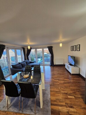 TV - Tranquil 2 Bed, 2 Bath Apartments walking distance from the Uxbridge town centre (Denham)