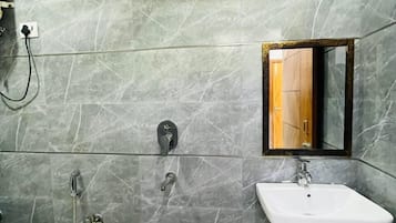 Deluxe Double Room, Balcony | Bathroom | Shower, towels, soap, toilet paper