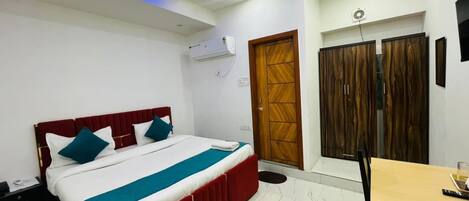 Deluxe Double Room, Balcony | Desk, free WiFi