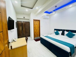 Deluxe Double Room, Balcony - Roomshala Hotel Marry Gold (New Delhi)