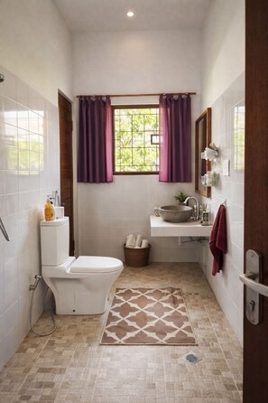 Kostenlose Toilettenartikel, Handtücher, Seife, Shampoo
