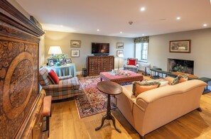 House, 3 Bedrooms | Living area | 32-inch Smart TV with cable channels - Rosebery Estate (Gorebridge)