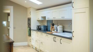 Rumah, 4 kamar tidur | Dapur pribadi | Lemari es besar, microwave, oven, dan kompor