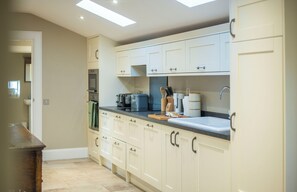 House, 4 Bedrooms | Private kitchen | Full-size fridge, microwave, oven, stovetop - Rosebery Estate (Gorebridge)