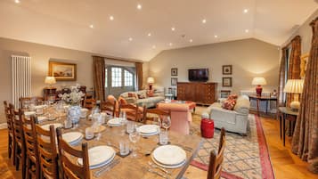 Huis, 3 slaapkamers, uitzicht op tuin | Woonruimte | Een 32-inch smart-tv met kabelzenders