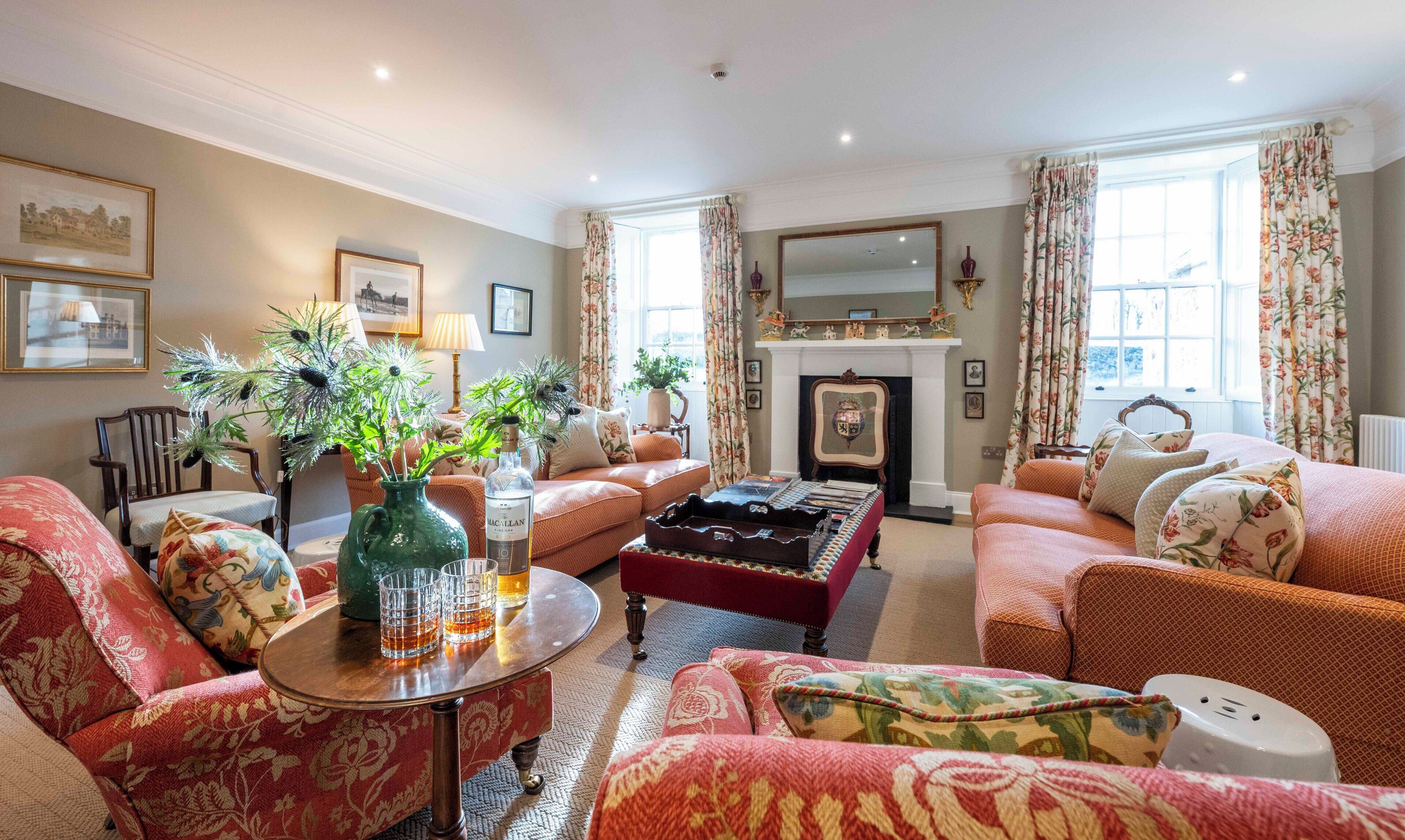 Hus - 4 sovrum | Vardagsrum | 32-tums smart-tv med kabelkanaler