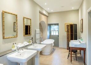 Hus - 3 sovrum - utsikt mot trädgården | Badrum | Gratis toalettartiklar, hårtork, handdukar och tvål