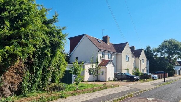 A residential street with houses, a sidewalk, and parked cars. - Cosy, Quiet, Studio Flat (Isleworth)