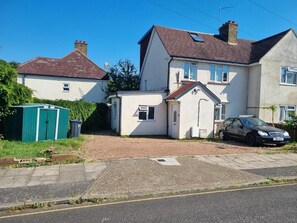 Exterior - Cosy, Quiet, Studio Flat (Isleworth)