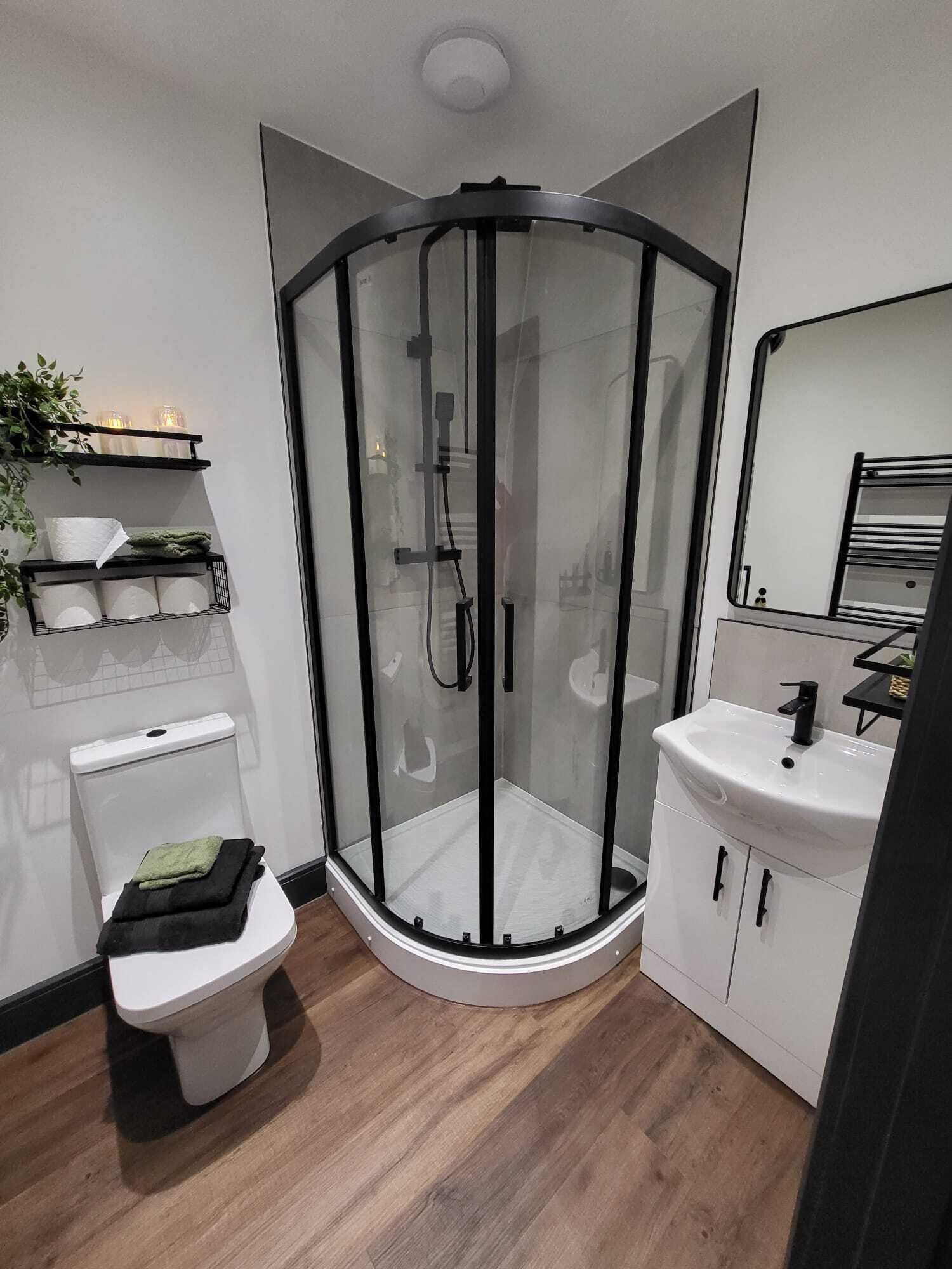 Douche, séchoir à cheveux, serviettes fournies, savon