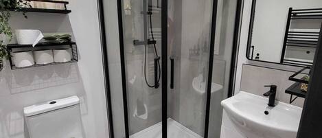 Douche, séchoir à cheveux, serviettes fournies, savon