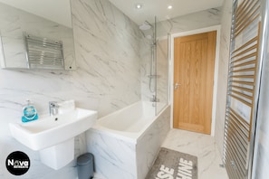 Dusche, Haartrockner, Handtücher, Seife