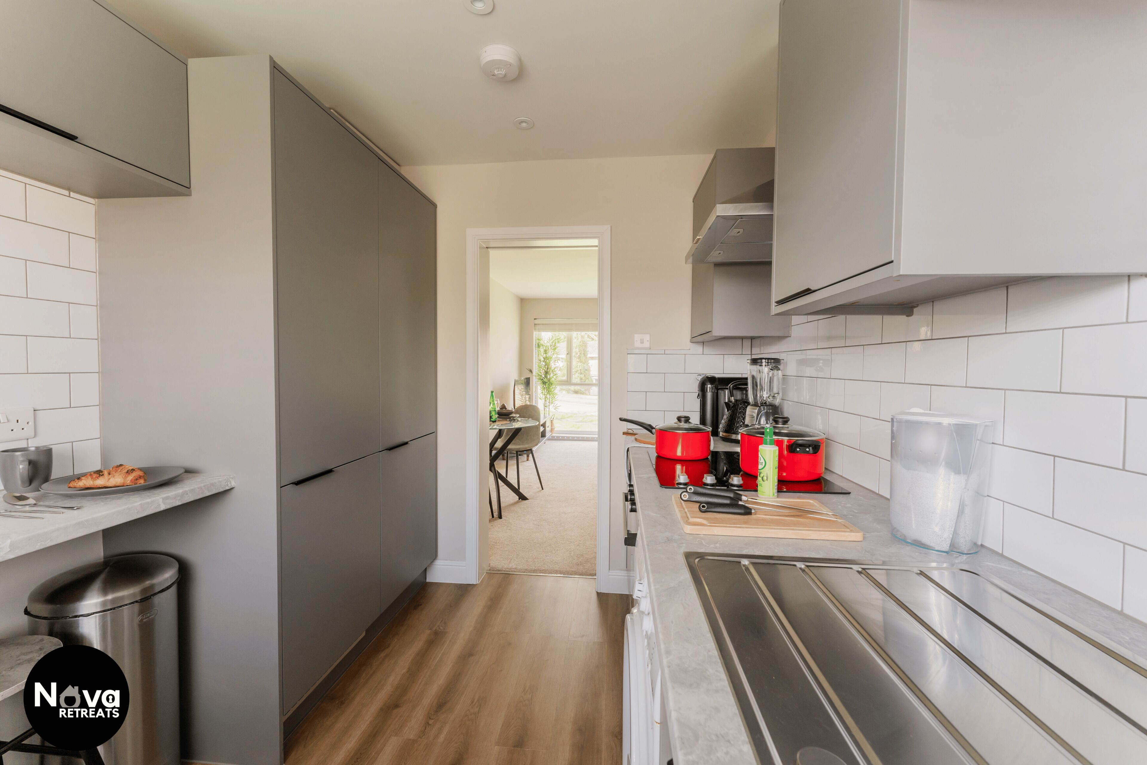 Kjøleskap, mikrobølgeovn, ovn og kokeplater