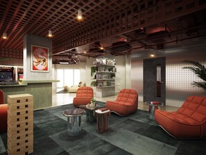 Un espace détente moderne comprenant des sièges, une table basse et une bibliothèque.