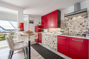 Frigorífic, microones, placa de cuina i cafetera i tetera 