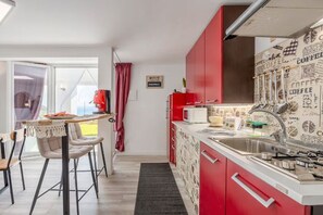 Réfrigérateur, micro-ondes, plaque de cuisson, cafetière/bouilloire