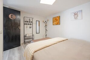 2 chambres, coffres-forts dans les chambres, bureau